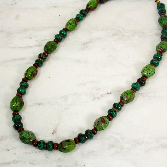 Green agate stone bead necklace with brown wood beads and small metal beads - Picture 12 of 15